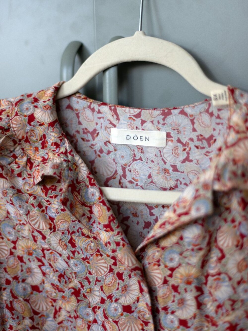 Doen Silk Bergamot Blouse in Tresors de La Mer Shell Print - Picture 4 of 5